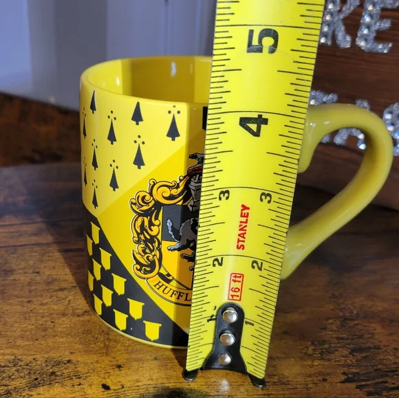 Harry Potter Hufflepuff House crest ceramic Yellow and Black Mug - Picture 5 of 9